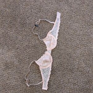Peach lace bra 34B